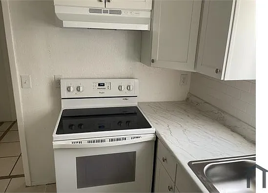 3 bed, 1045 sqft, $2,225 — Photo 3