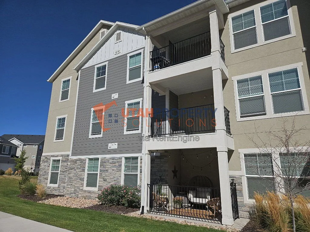 3 bed, 2.0 bath, 1272 sqft, $1,745 — Photo 2
