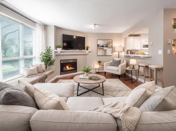 1015 Lynn Valley Rd #15, North Vancouver, BC V7J 1Z6