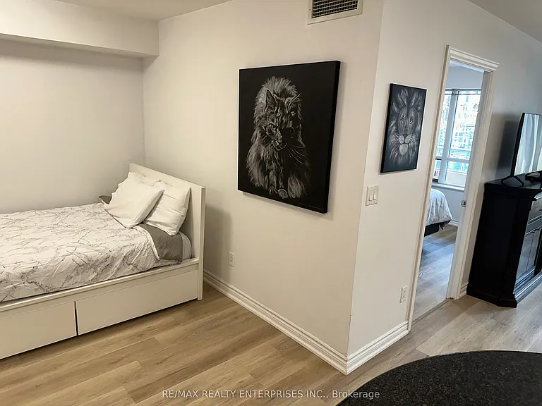 250 Wellington St W #436 — Photo 25