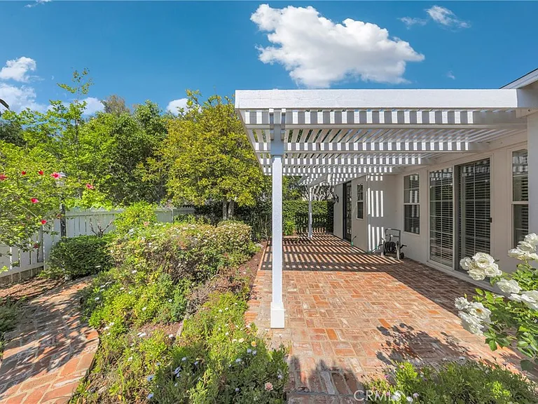 2 Gardengate Ln — Photo 38