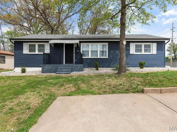 449 Hillcrest Blvd, Ballwin, MO 63021