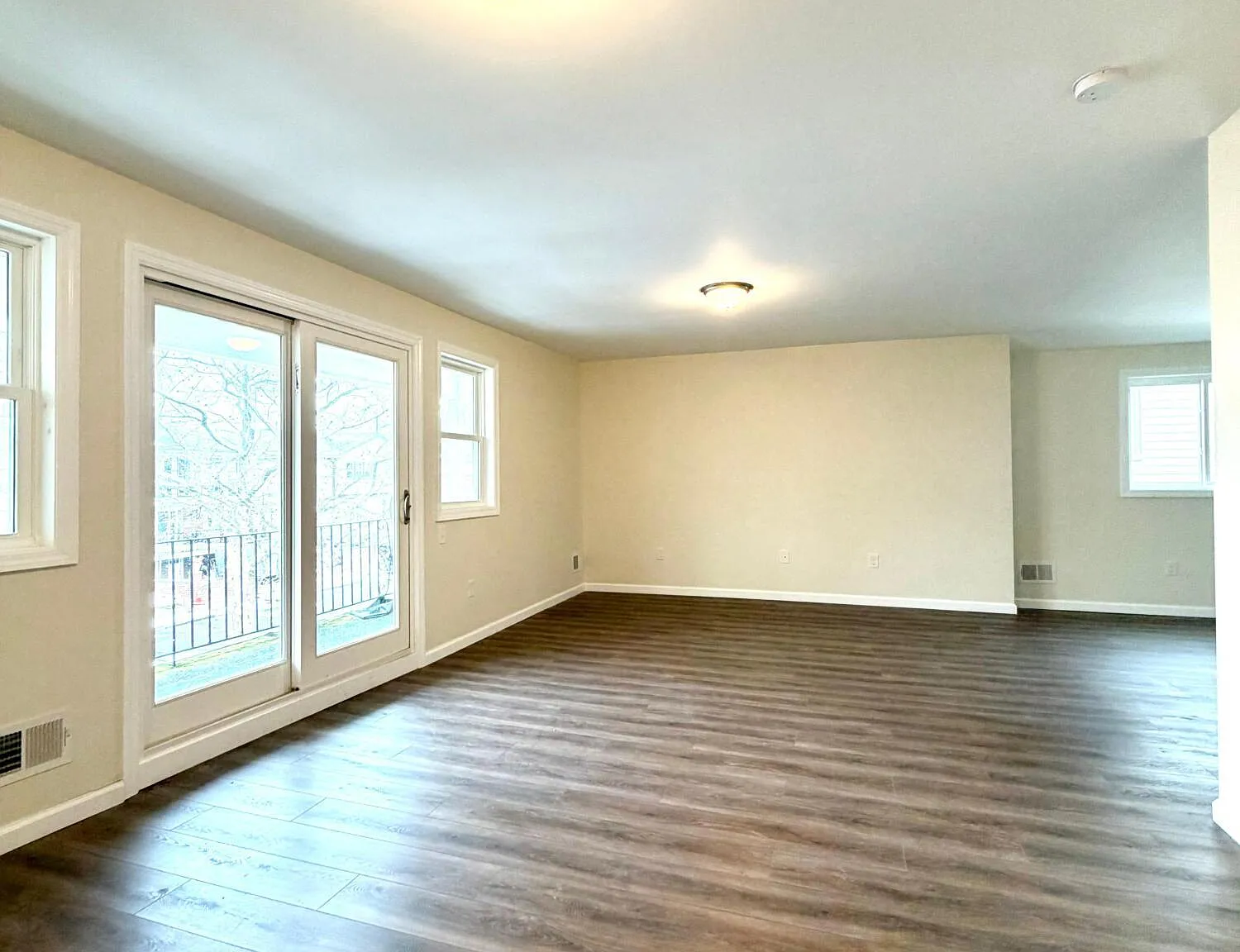 3 bed, 1.5 bath, 2400 sqft, $3,500 — Photo 3