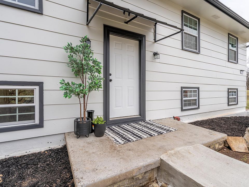 Welcome home. This entrance has been staged for listing. Accessories not included.