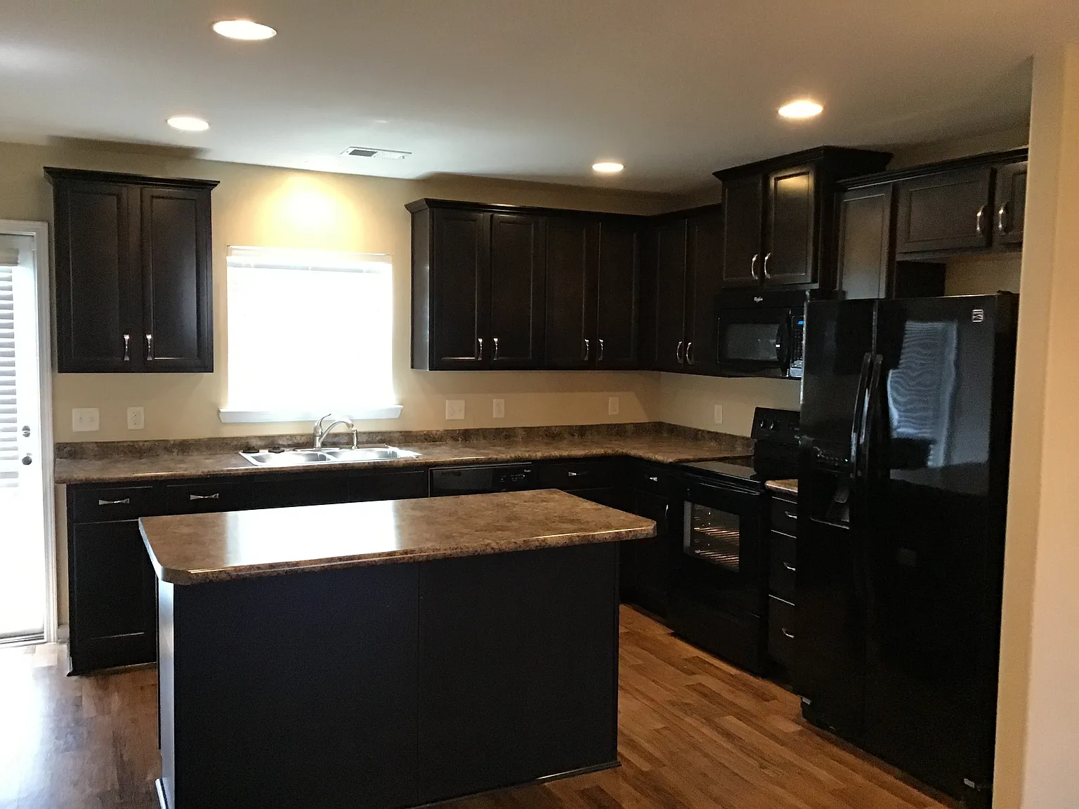 4 bed, 2.5 bath, 1924 sqft, $2,315 — Photo 3