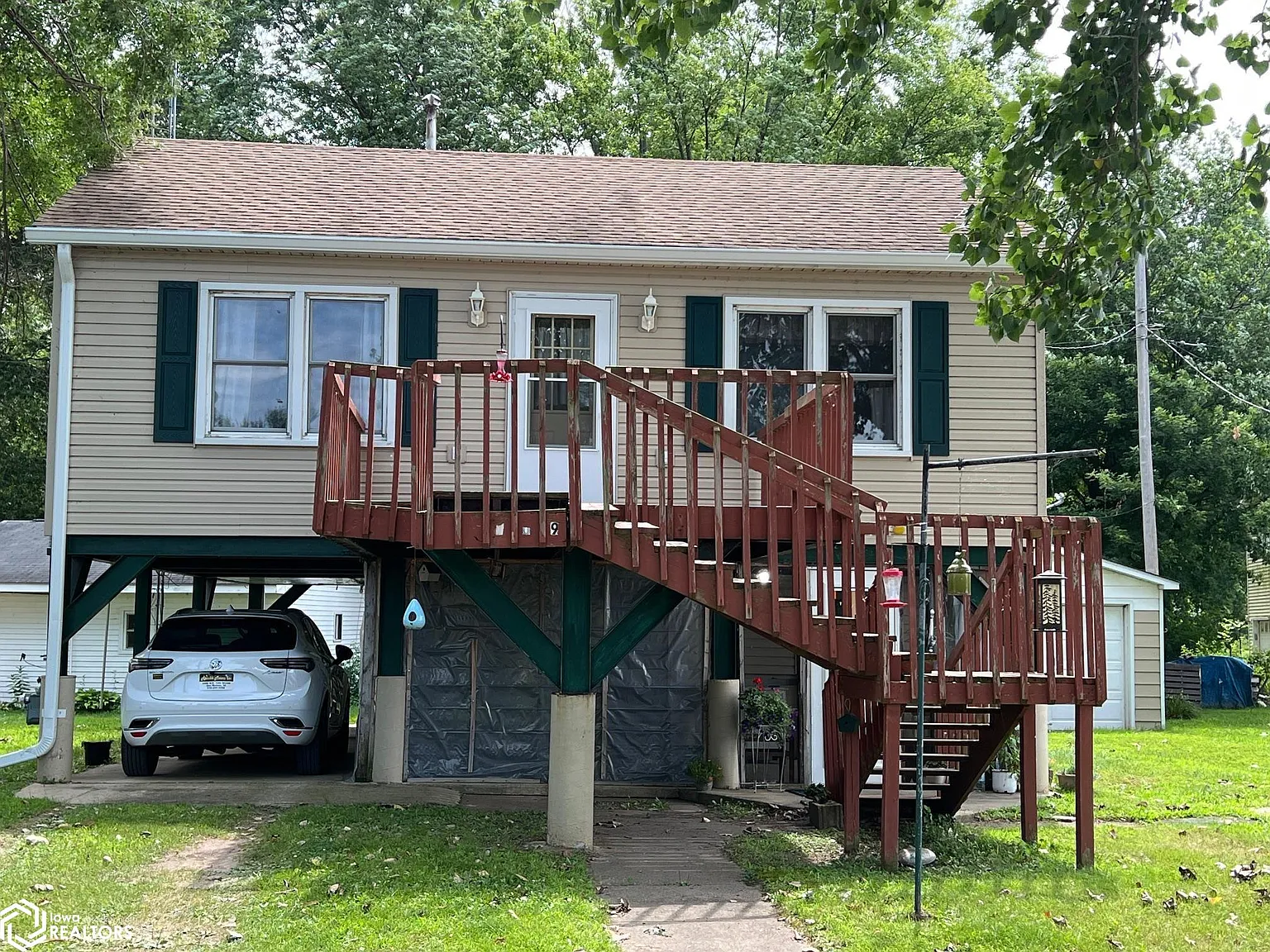 792 Water St N photo 1