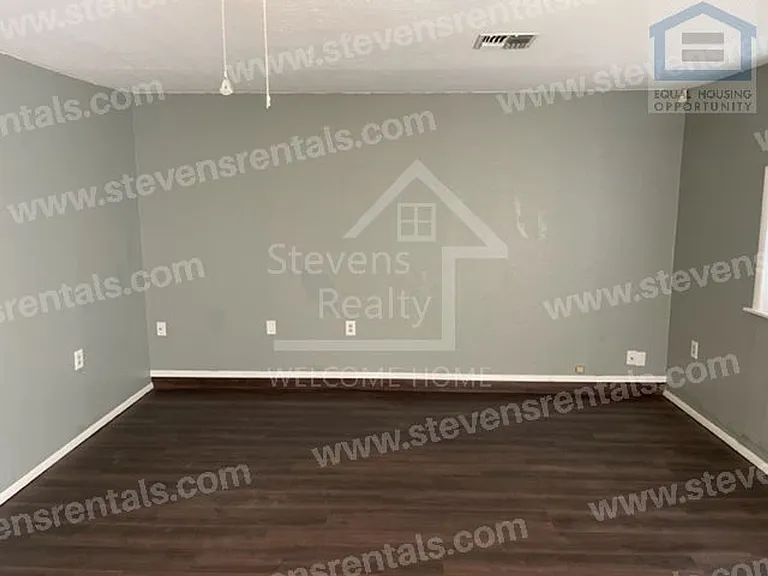 426 NW Greenmeadow Dr — Photo 4