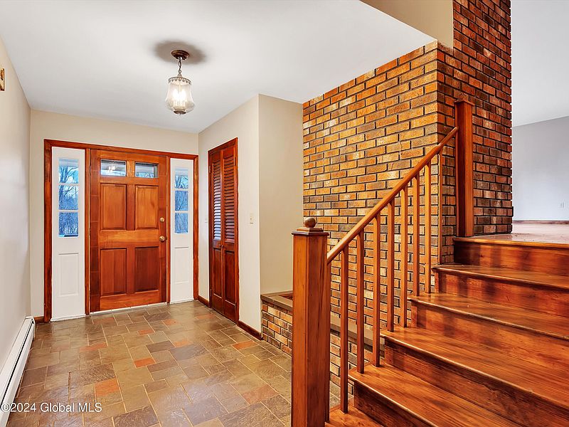 3rd image of 1 Loumar Lane