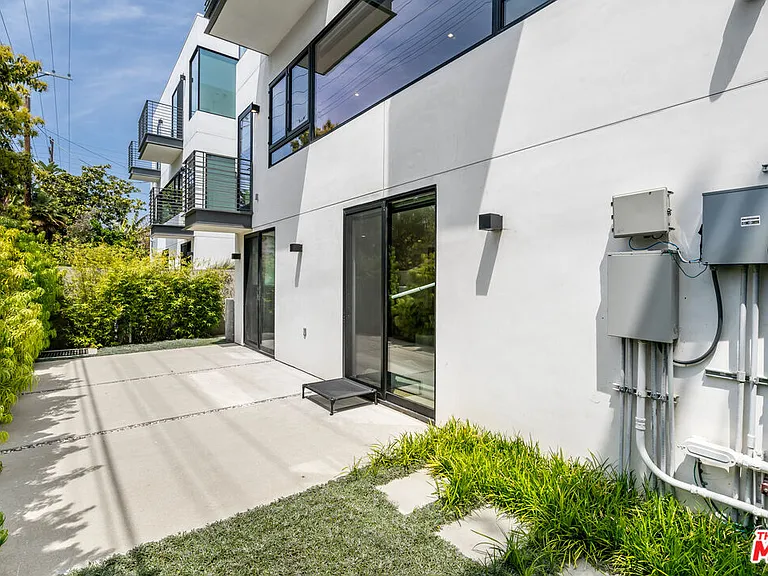 2017 Barry Ave — Photo 15