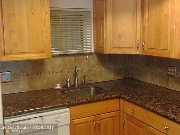 5th image of 8343 Lake Dr APT 204