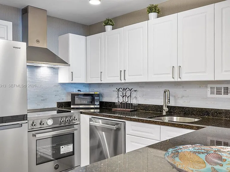 2301 Collins Ave #421 — Photo 13