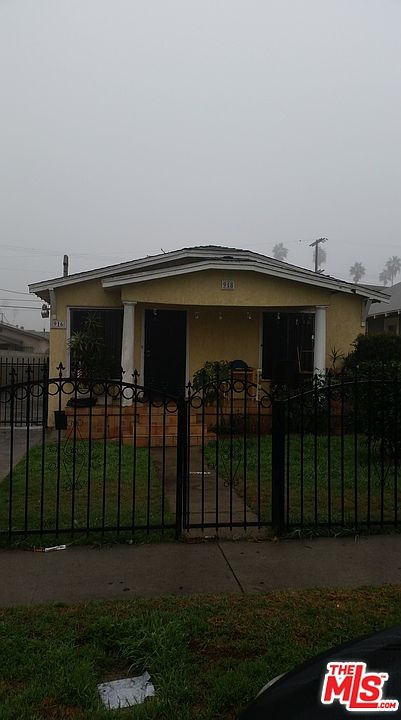 1st image of 916 W 79th St