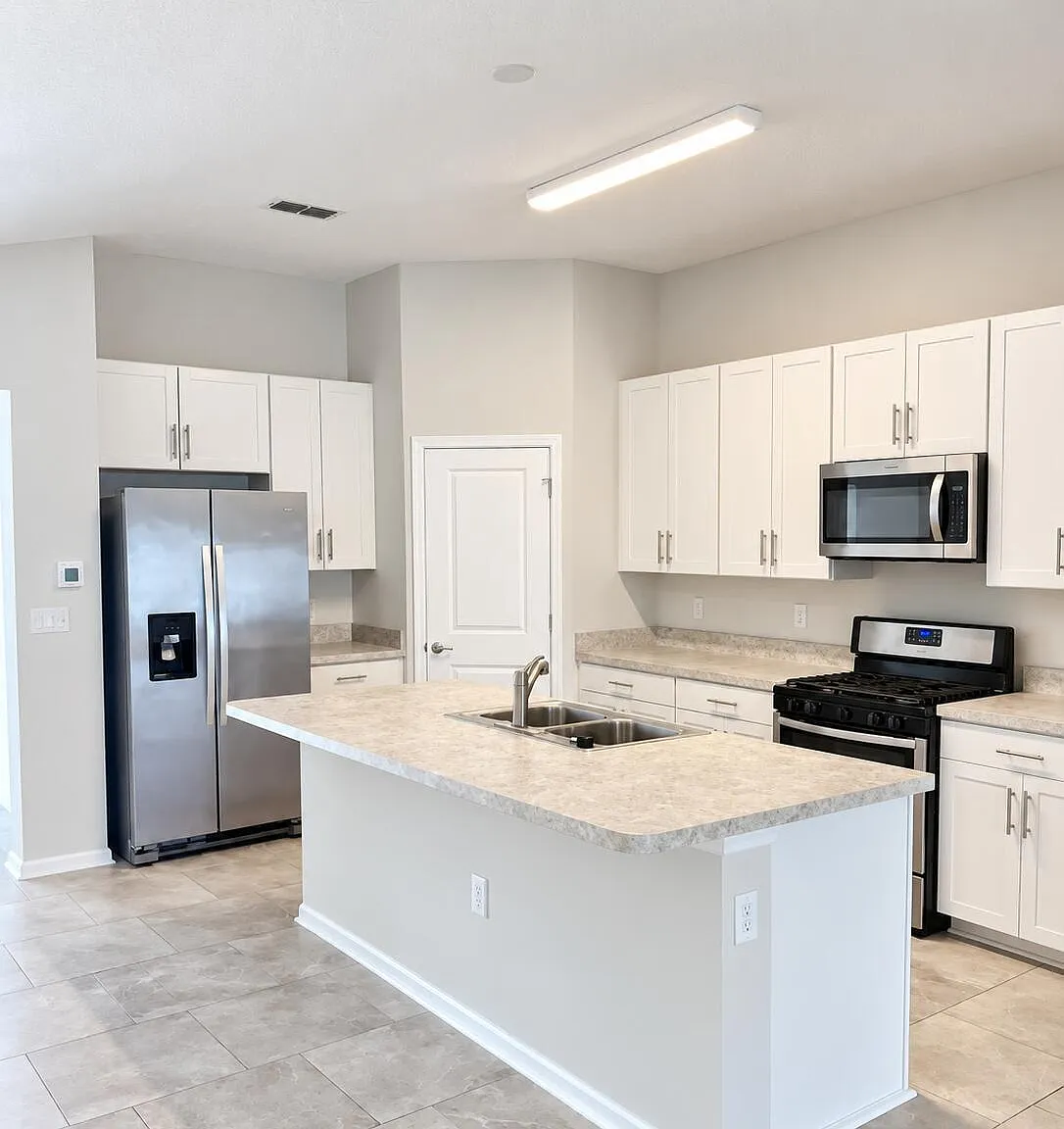 3 bed, 2.0 bath, 1861 sqft, $2,500 — Photo 2