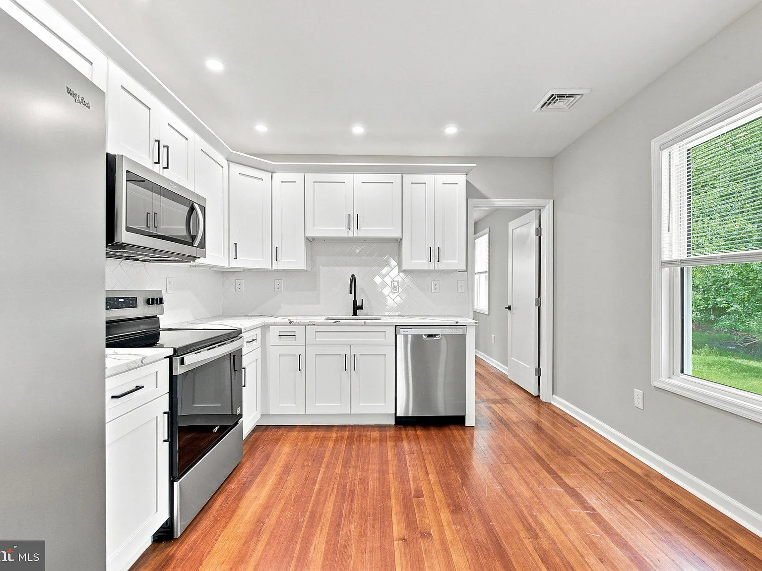 3 bed, 2.0 bath, 1070 sqft, $3,450 — Photo 4