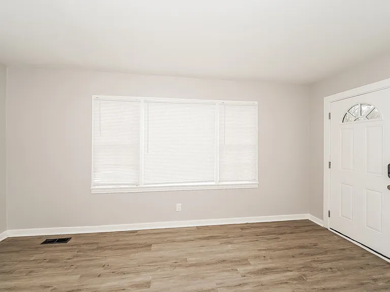 1612165_018_living_room_13335986.jpg