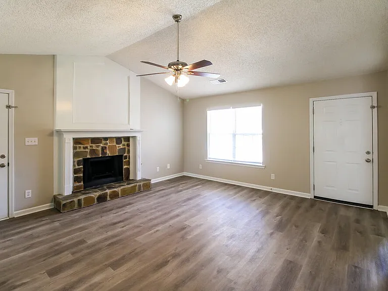 1299 N Hampton Dr — Photo 6