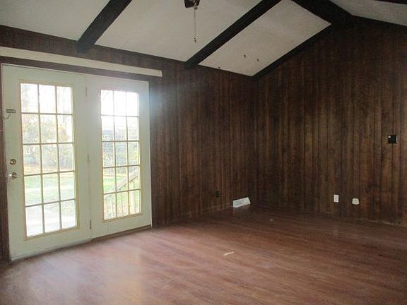 3rd image of 305 Mills Dr