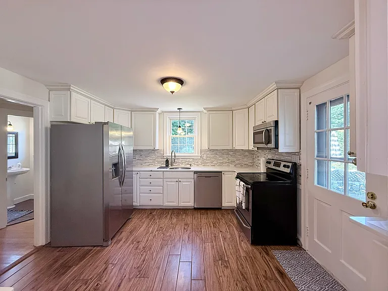 16 Pine St — Photo 2