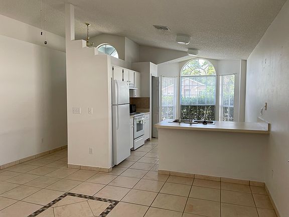 4th image of 2219 Justin Ave