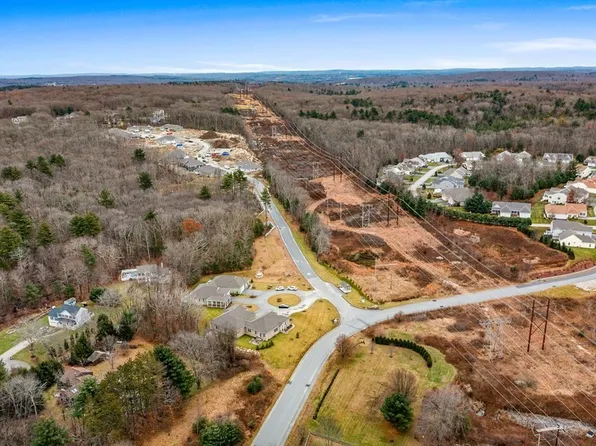 12 Walter Edwards St #9, Uxbridge, MA 01569