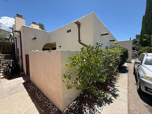 2 Bedroom in a Quiet Foothills Triplex Photo 1