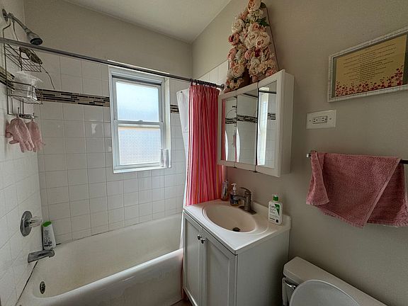4th image of 3815 N Greenview Ave #3821-2W
