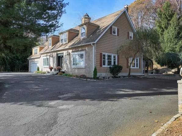 89 East Dr, Watchung, NJ 07069