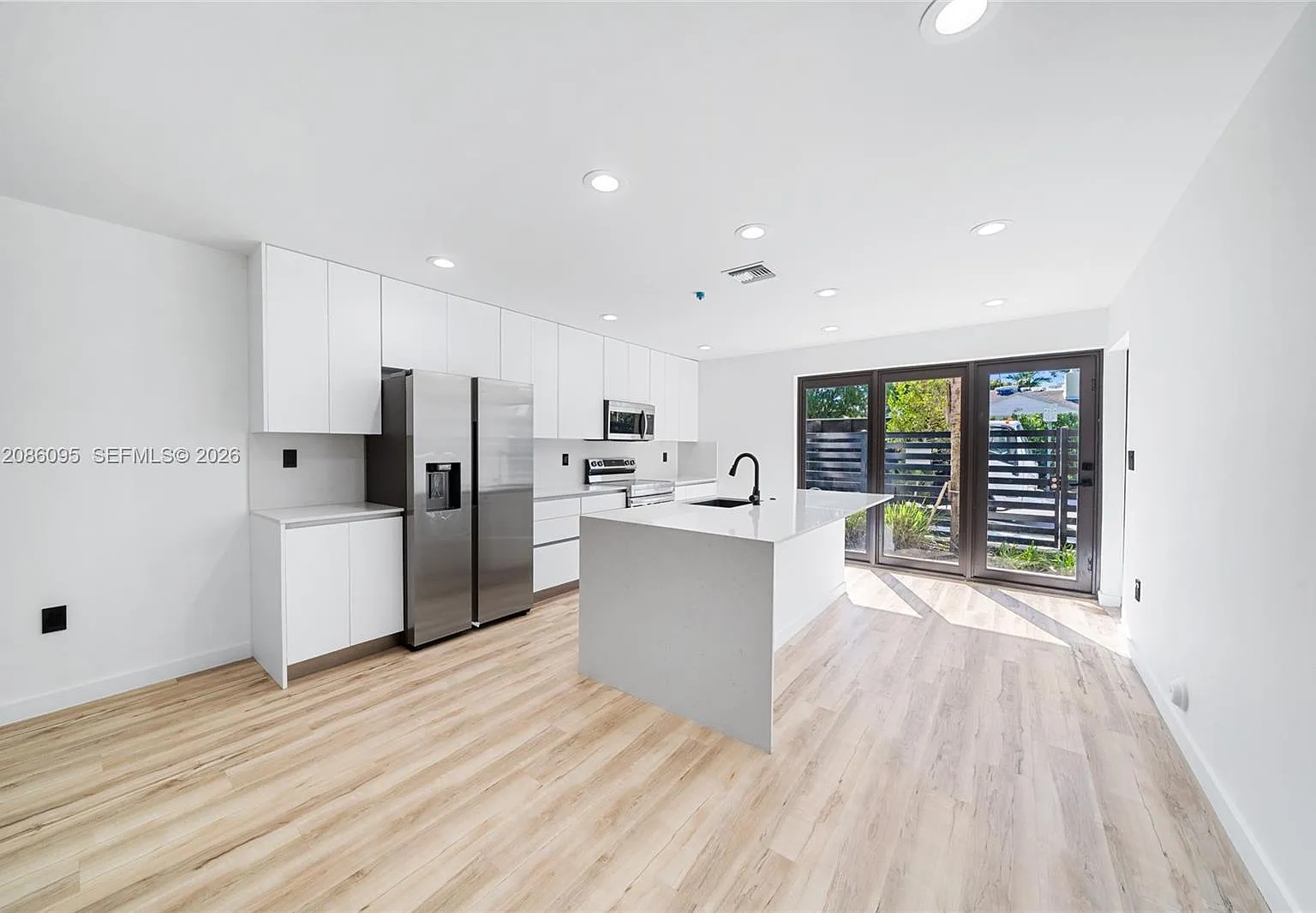 3 bed, 2.5 bath, 1548 sqft, $5,000 — Photo 4
