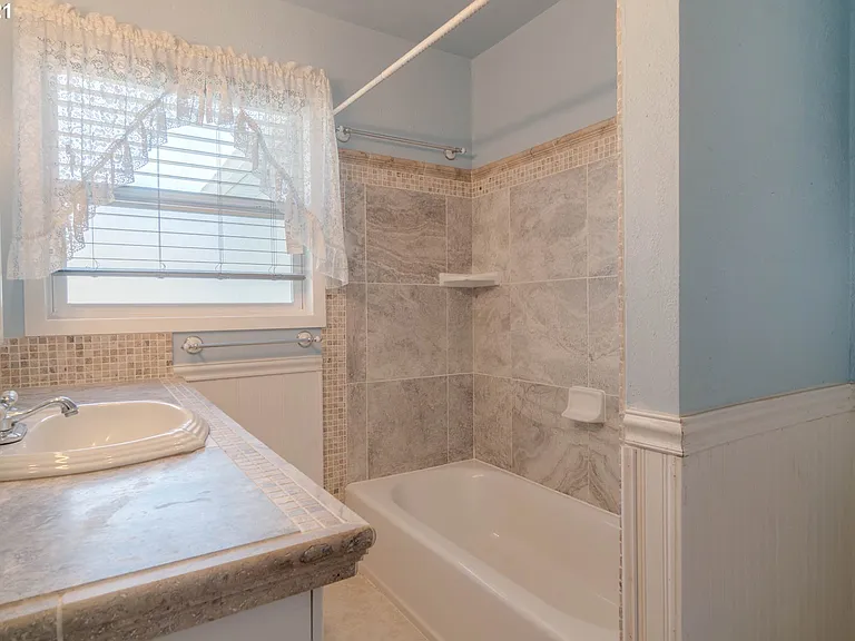 1335 Windsor Dr — Photo 14