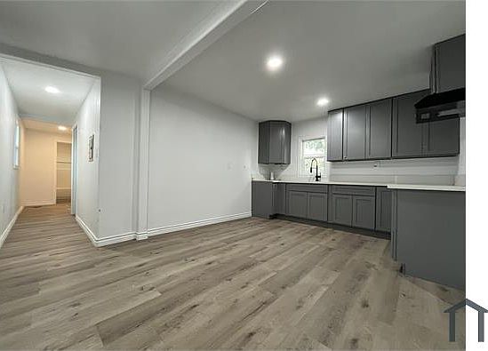 3rd image of 747 N Mayfield Ave APT C