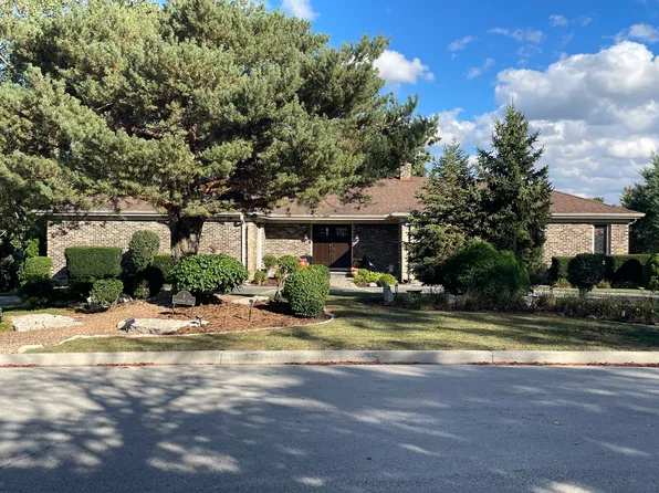 8 Shelburne Dr, Oak Brook, IL 60523