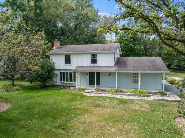 735 Circle Dr, Tower Lakes, IL 60010