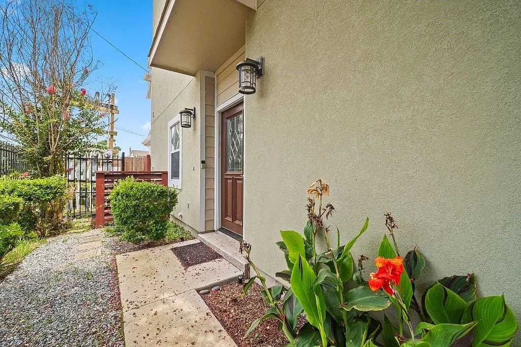 3 bed, 3.5 bath, 2286 sqft, $2,900 — Photo 4