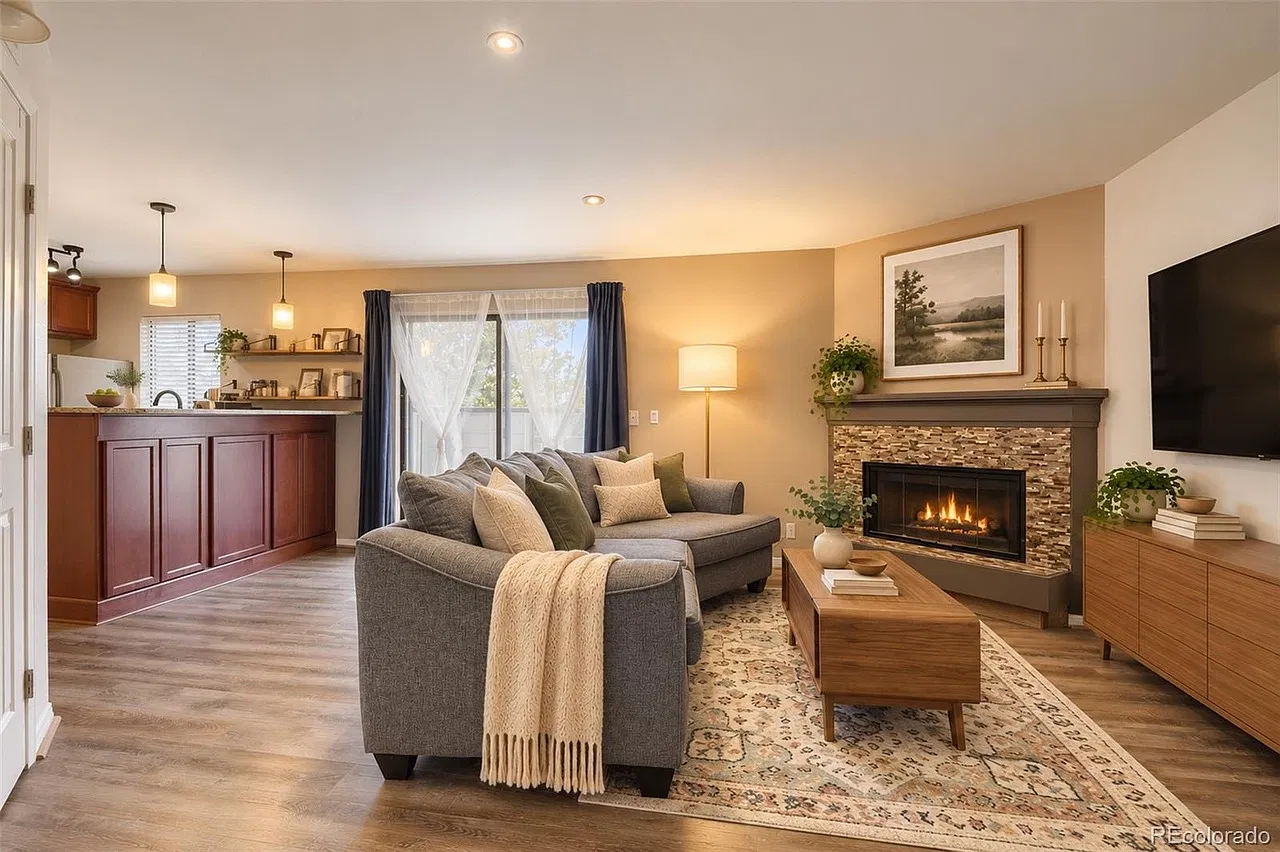 2 bed, 863 sqft, $1,999 — Photo 1