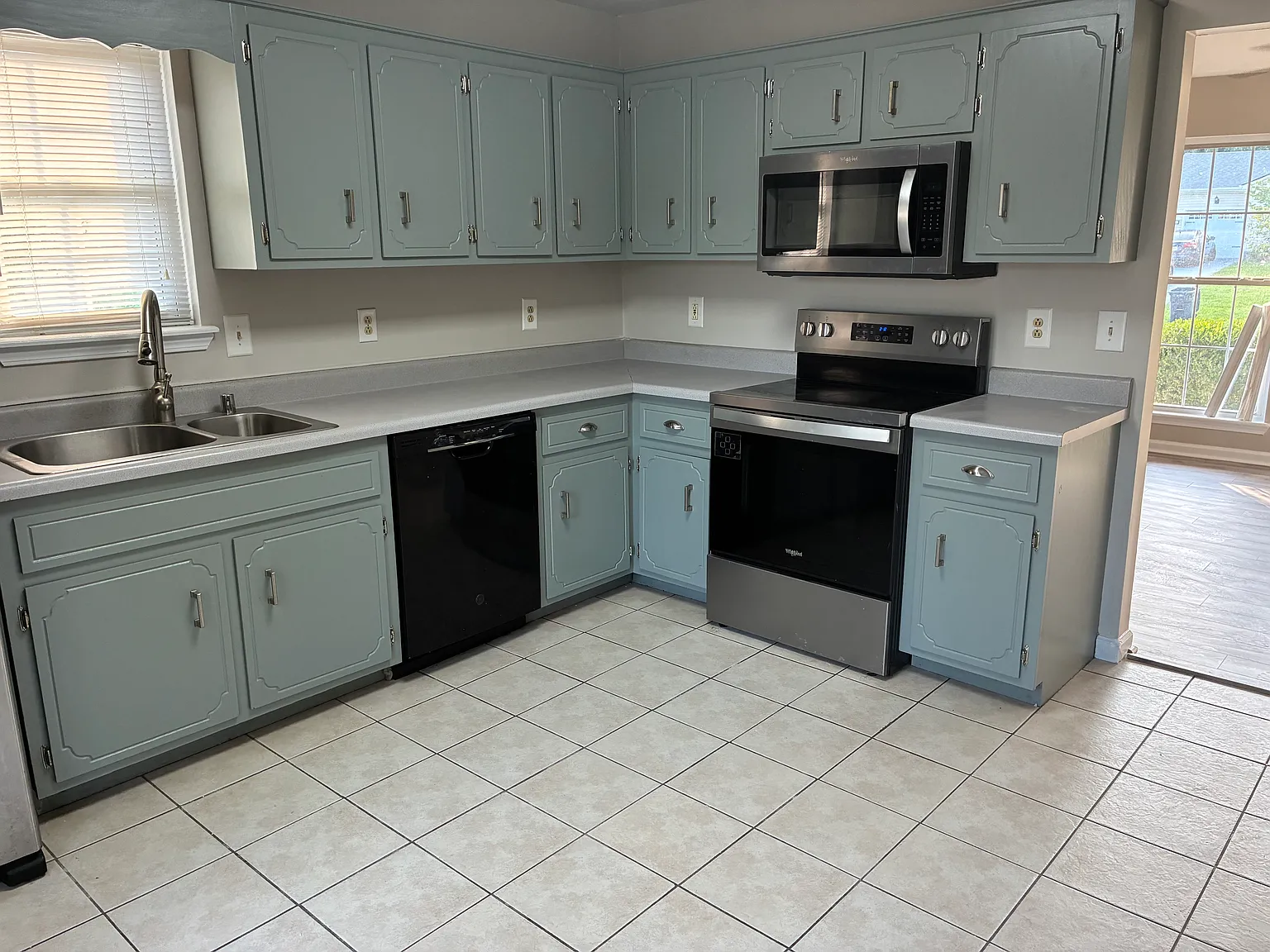 1045 Bush Ave — Photo 2