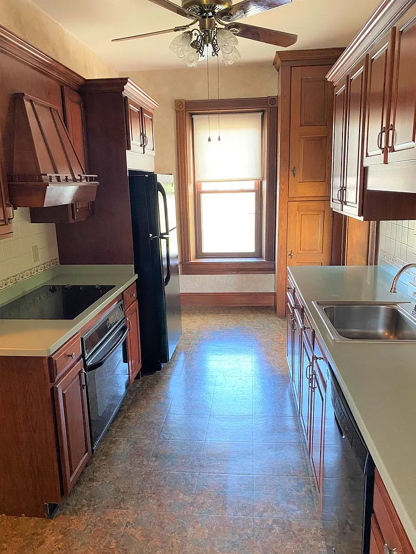 Spacious 3 Bedroom with bonus room — Photo 1