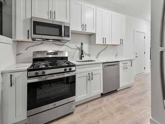 3rd image of 1906 N Whipple St #3