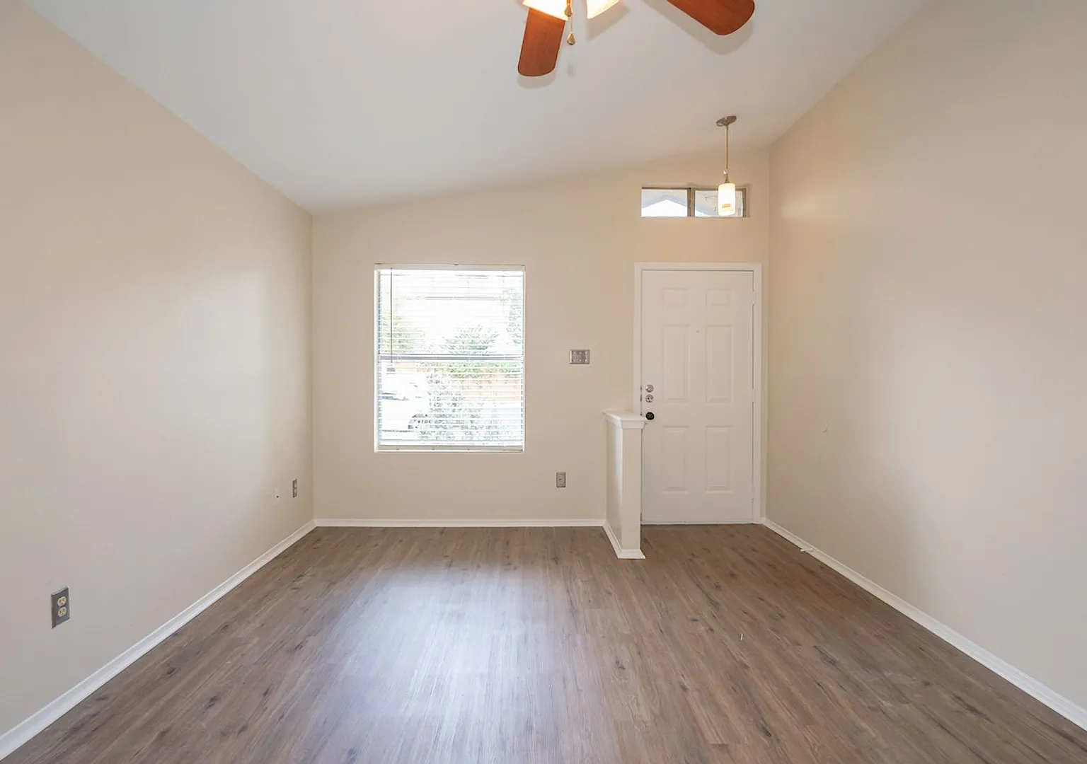 Charming 2-Bedroom Home in North Austin. — Photo 4
