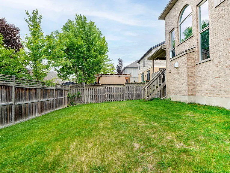 2200 Dogwood Cres — Photo 43