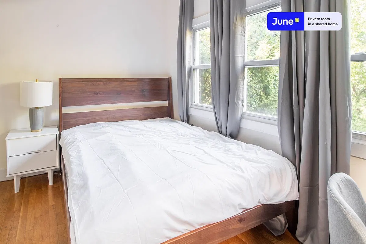 Queen bedroom in 5 bed/1 bath home in Mission Hill #1068 E — Photo 4