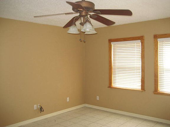 3rd image of 807 E Zavala Ave