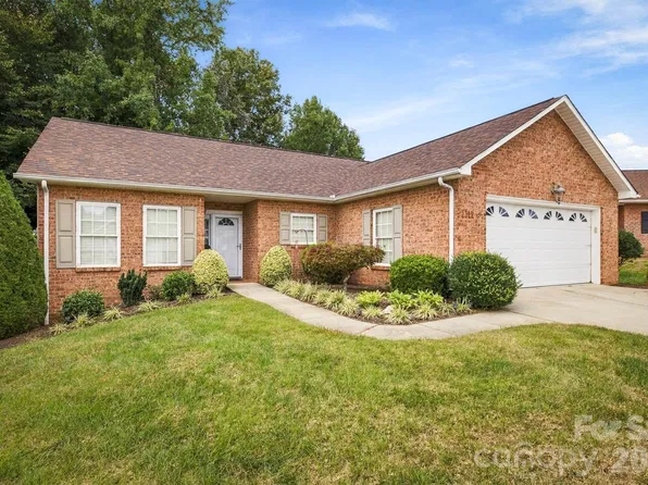 1211 Wexford Village Cir NE, Lenoir, NC 28645