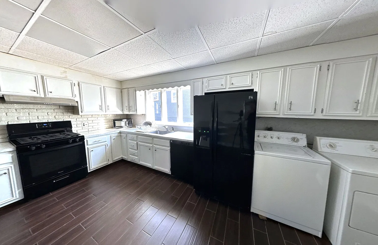 4 bed, 1.0 bath, 1250 sqft, $5,600 — Photo 4