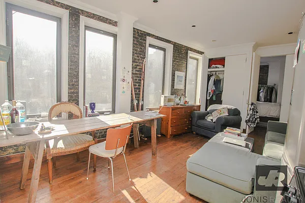 Rented by Jonis Realty | media 1