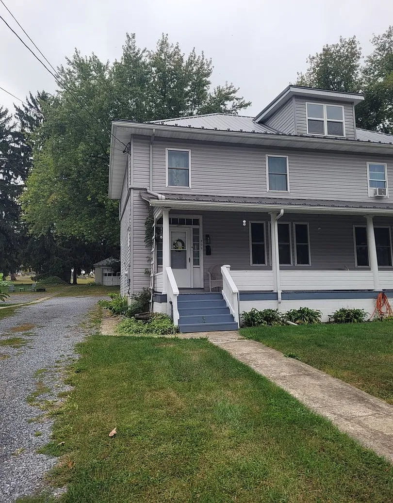 206 Roxbury Rd - 4 BR/1 Bath townhouse - $1200/mo - Available Mid November — Photo 2