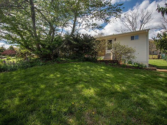 3rd image of 795 Hillcrest Dr
