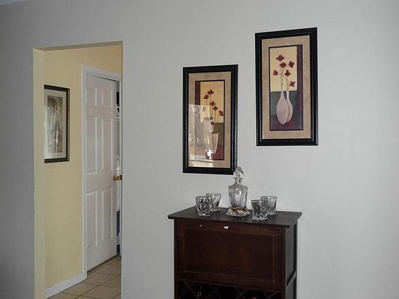4th image of 811 Dixon Dr