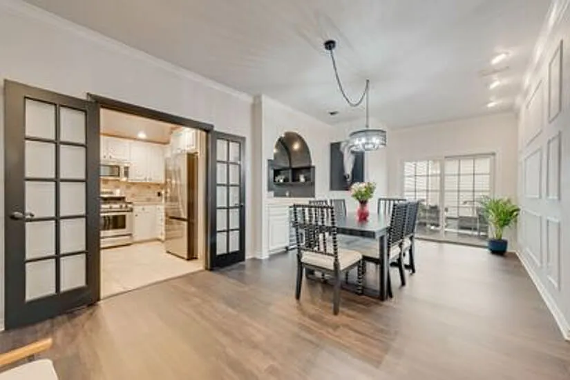 Luxury Executive Townhome — Photo 3