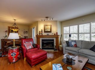 261 W 16th St #2, North Vancouver, BC V7M 1T7