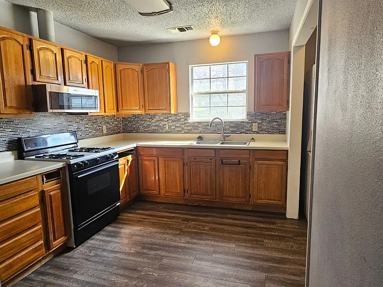 501 Mounts Ave — Photo 6